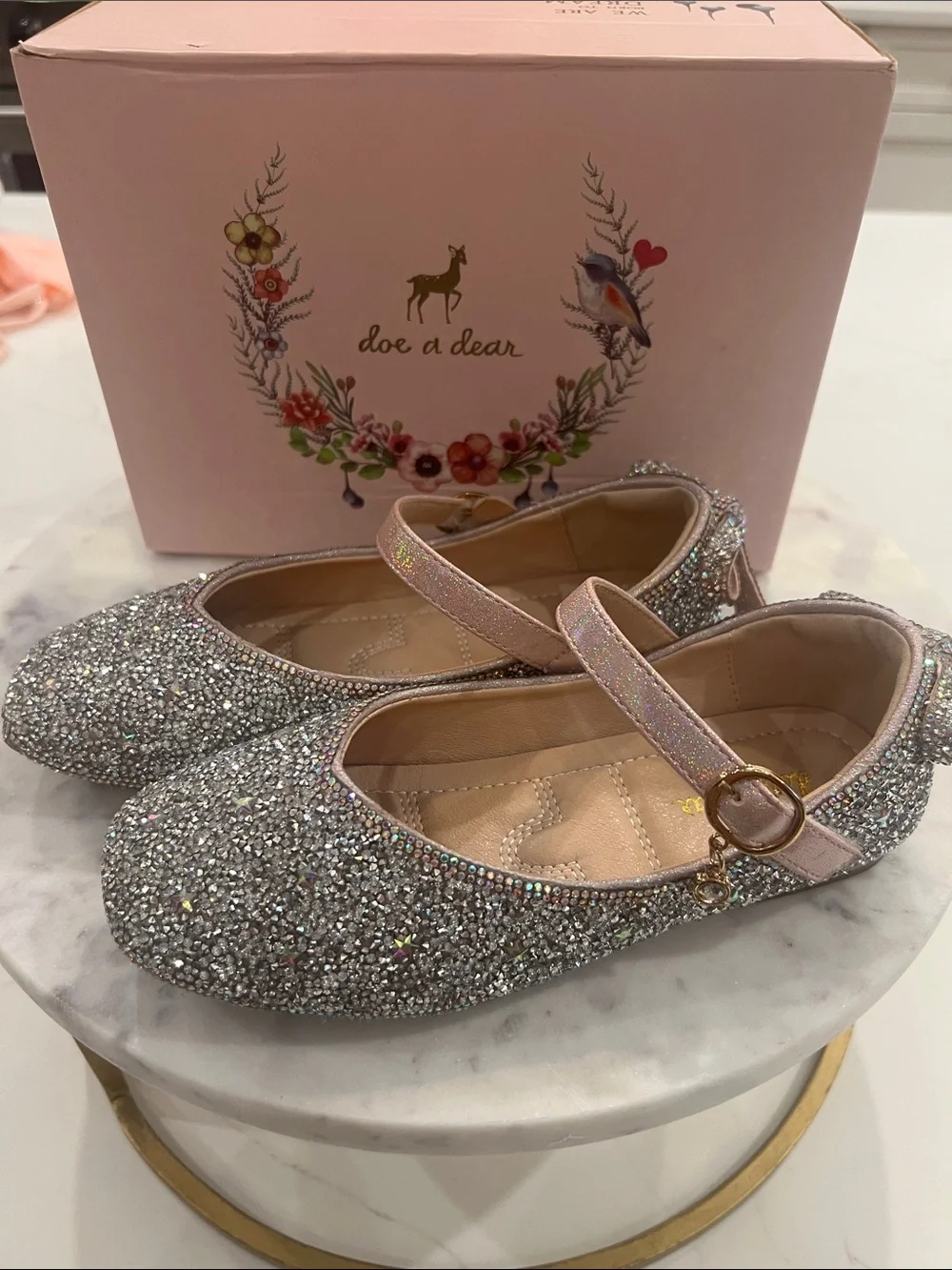 Doe a Dear Girls' Silver Glitter Mary Jane Shoes with Pink strap. Size 1.5/33
